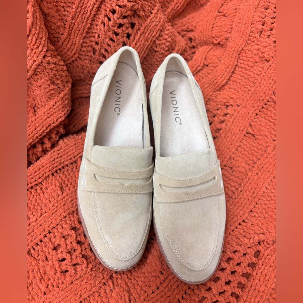 Vionic Women's Cream Loafers